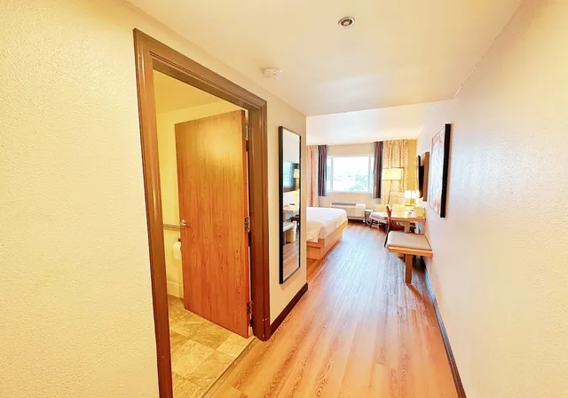 غرفة بسرير كينج بحوض استحمام لذوي الإعاقة، Lincoln Hotel Monterey Park Los Angeles 10/10
