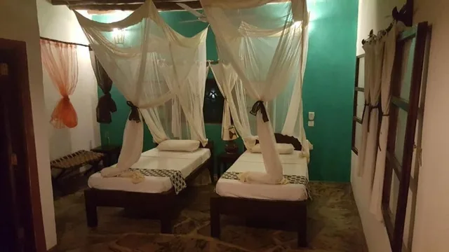 غرفة ثلاثية بسرير كوين وسريرين منفصلين بإطلالة على الحديقة بشرفة، Echo Villas Watamu 3/5