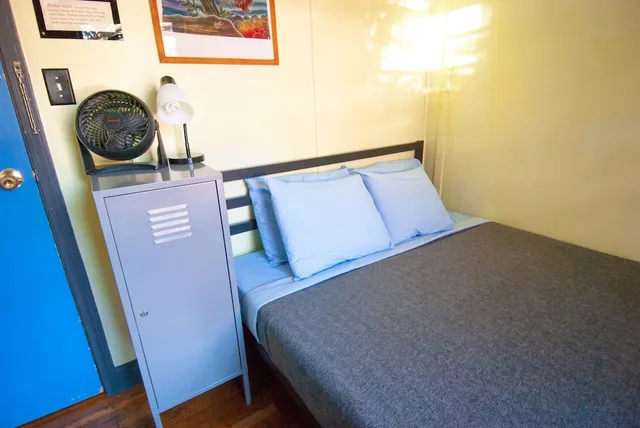 غرفة صغيرة بسرير كوين بحمام مشترك، Ocean Island Inn Backpackers Suites Hostel 4/9