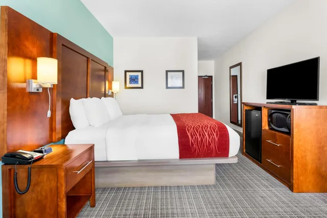 غرفة بسرير كوين بحوض استحمام لذوي الإعاقة، Comfort Inn Marion 3/6