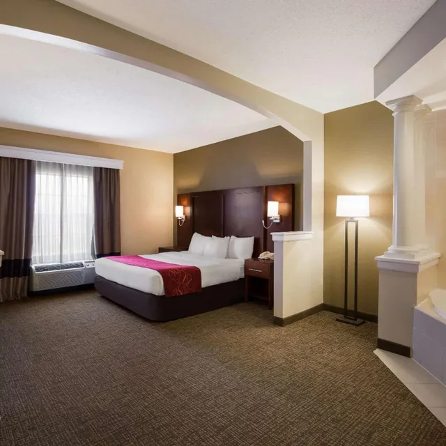 Suite, King Bed, Hot Tub, Comfort Suites Near University 4/10