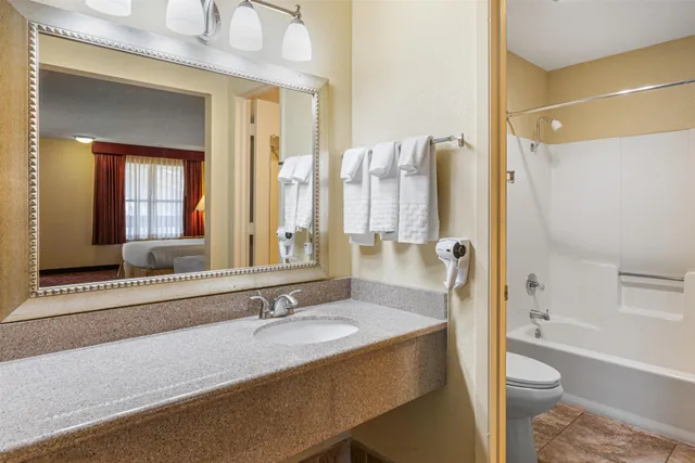 غرفة كبيرة بسريرين كوين بإطلالة على الفناء، Best Western Pine Springs Inn 4/4