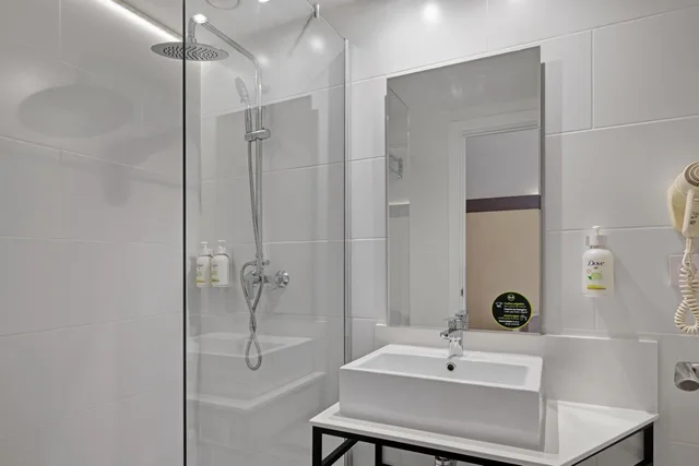غرفة بسرير مزدوج مع سرير إضافي، B&B HOTEL Girona 2 7/7