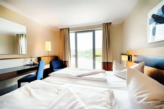 غرفة سوبيريور بسرير مزدوج بإطلالة على البحيرة لذوي الإعاقة، Welcome Hotel Meschede Hennesse 1/5