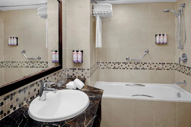 جناح ملكي بسريرين مزدوجين بغرفتي نوم لذوي الإعاقة، Movenpick Karachi Hotel 3/5