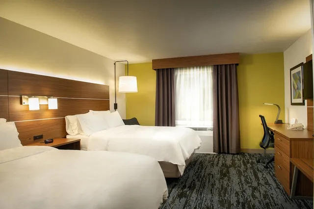غرفة قياسية بسريرين كوين، Holiday Inn Express Hotel & Suites Wausau 2/2