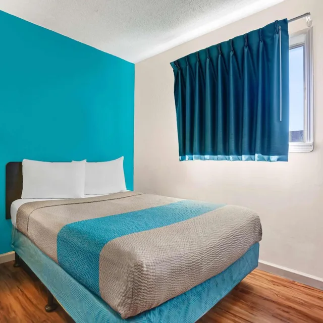 غرفة بسرير كينج لذوي الإعاقة، Motel6 Fort Bragg, CA 5/7