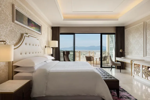 غرفة بسرير مزدوج بإطلالة جزئية على البحر، Sheraton Grand Danang Beach Resort and Spa 1/2