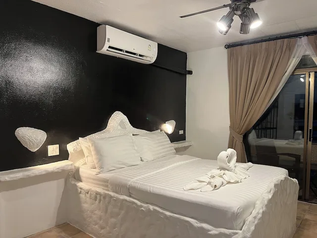 غرفة بسرير كوين بشرفة، Harrys Steakhouse & Beach Hotel 1/2