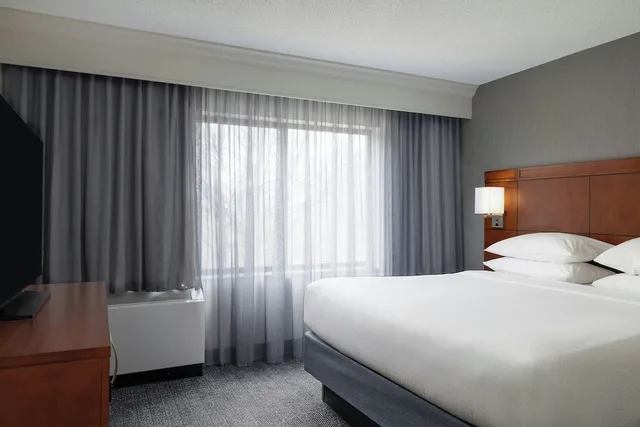 غرفة بسرير كينج مع أريكة لذوي الإعاقة، Courtyard By Marriott Burlington Williston 1/10