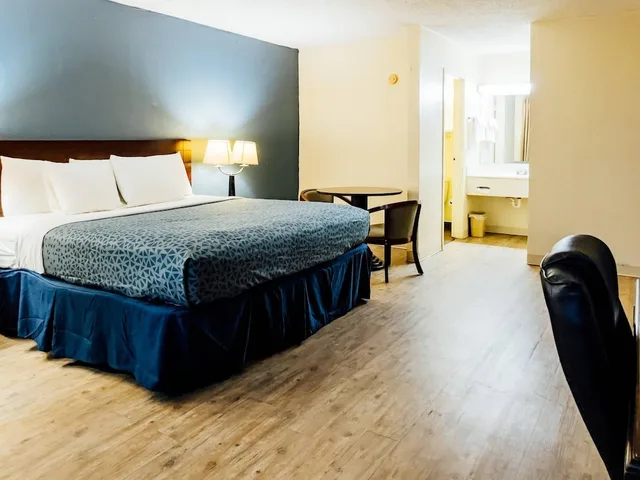 غرفة بسرير كينج للمدخنين لذوي الإعاقة، Rodeway Inn & Suites Carrollton, GA 1/2
