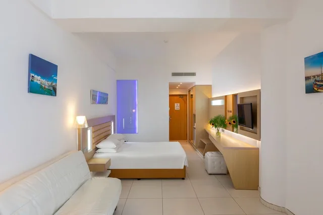 غرفة سوبيريور بسرير كينج بإطلالة على البحر بشرفة، Vrissaki Beach Hotel 1/5