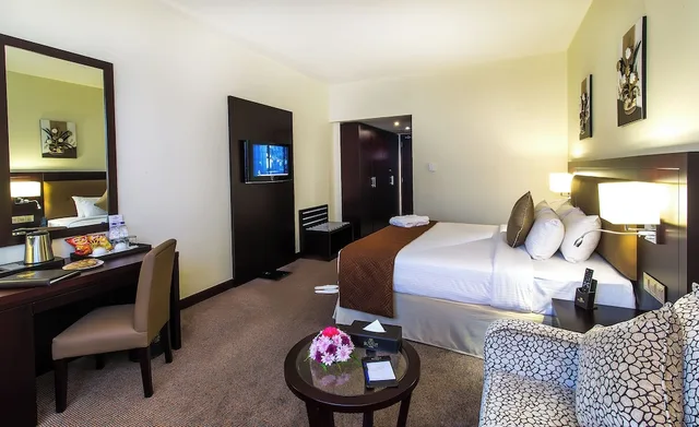 Deluxe, King Bed, Landmark Summit Hotel 4/7