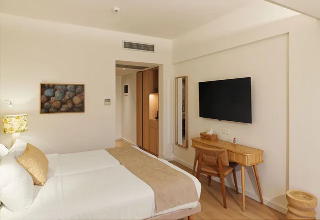 غرفة بريميوم بسريرين منفصلين بإطلالة على الحديقة مع أريكة، Leonardo Kolymbia Resort 3/6