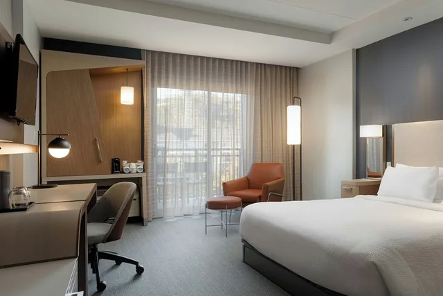 غرفة بسرير كينج لذوي الإعاقة، Courtyard Gatlinburg Downtown 1/3