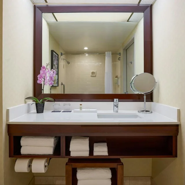 Guest Room, King Bed, Club Lounge Access, Club Floor، Renaissance Los Angeles Airport Hotel 8/10