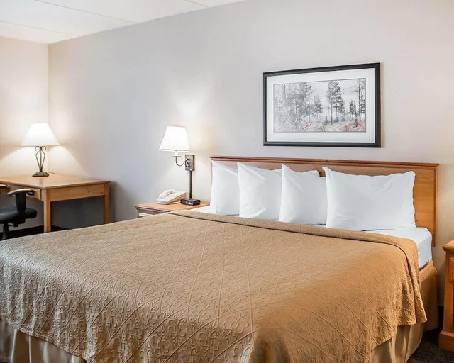 غرفة قياسية بسرير كينج، Quality Inn Rhinelander, WI 3/10