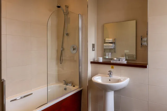 غرفة سوبيريور بسرير مزدوج أو سريرين منفصلين بإطلالة على البحر، Rosslea Hall Country House 6/6