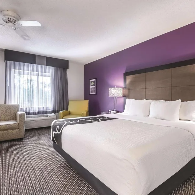 جناح ديلوكس بسرير كينج بغرفتين، La Quinta Inn & Suites by Wyndham Hartford - Bradley Airport 1/3