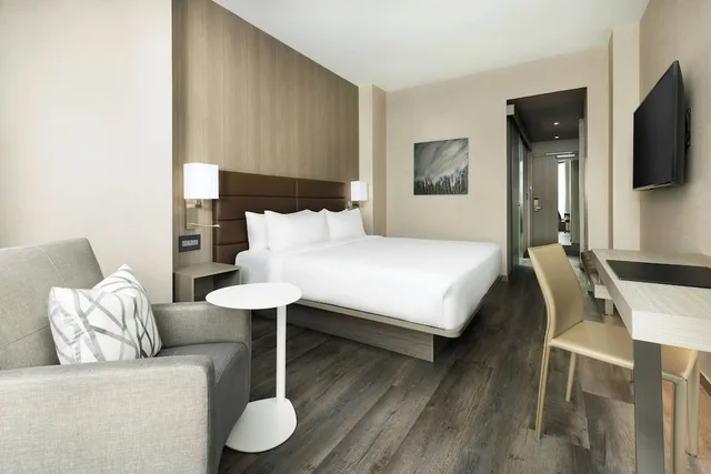 غرفة بسرير كينج لذوي الإعاقة، AC Hotel by Marriott Bethesda Downtown 1/4