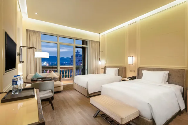 Executive, Twin Beds, Hilton Dalian Golden Pebble Beach Resort 1/3