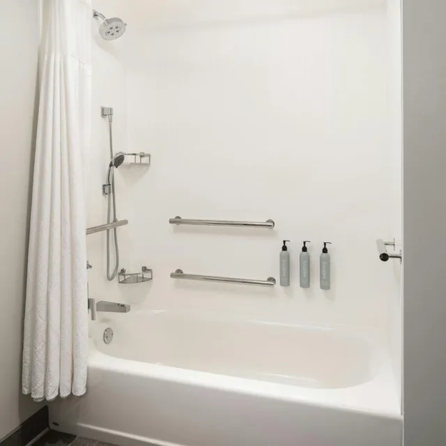 غرفة بسرير كينج بحوض استحمام لذوي الإعاقة، Courtyard Long Beach Downtown 8/10