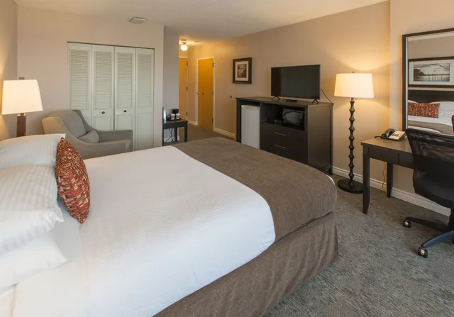 غرفة تقليدية بسرير كوين، Embassy Inn 1/10