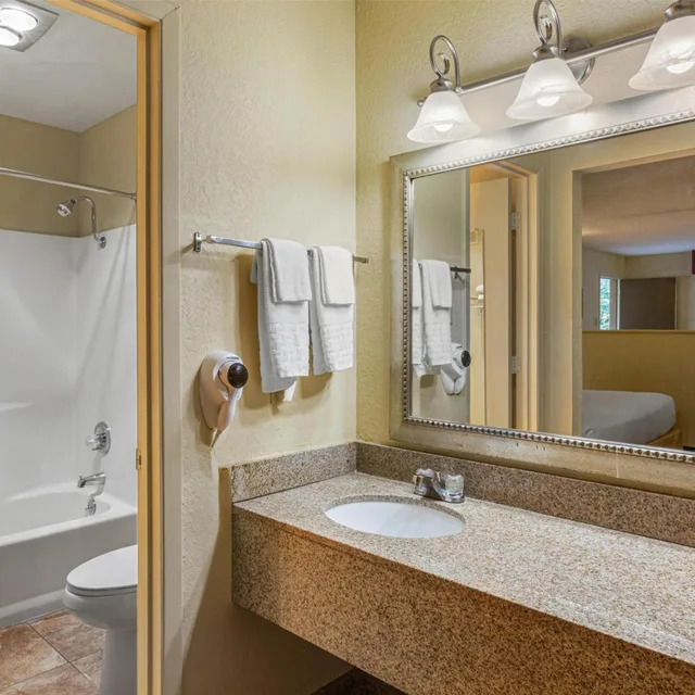 جناح جونيور بسرير كوين مع أريكة، Best Western Pine Springs Inn 7/9