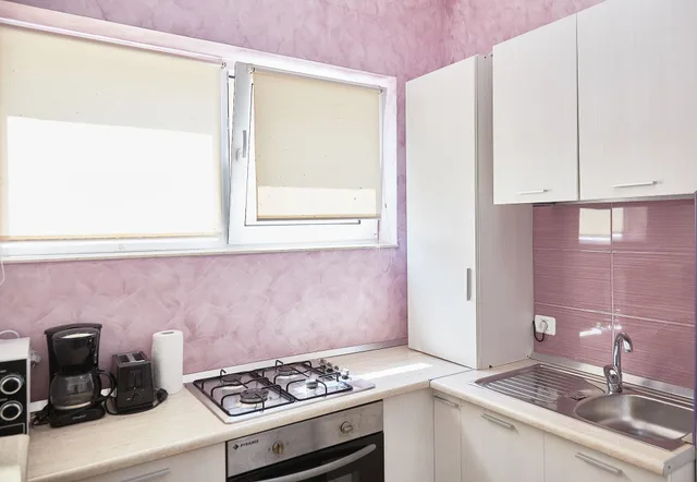 غرفة ديلوكس بسرير كوين بغرفة نوم واحدة مع أريكة، Gabizz Apartments 5/7