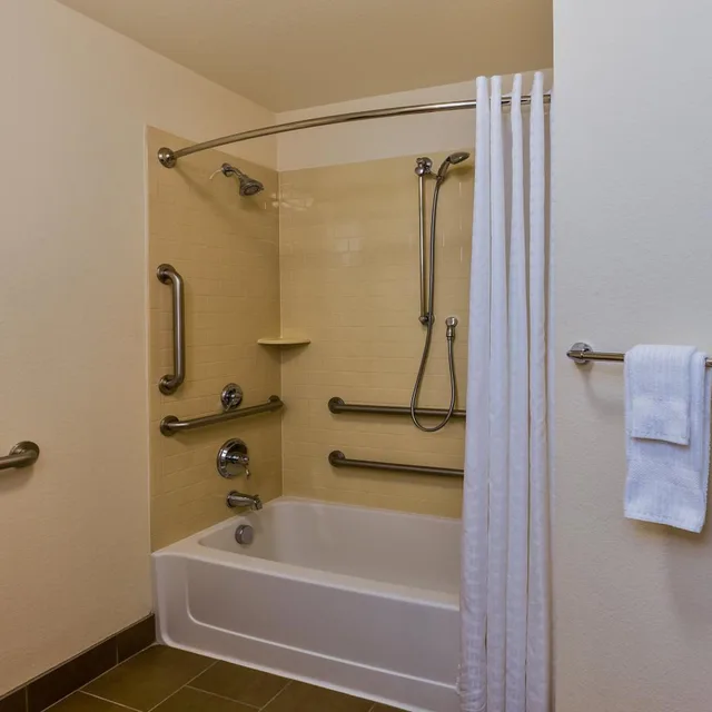 غرفة بسرير كوين لذوي الإعاقة، Candlewood Suites TUCSON 1/2