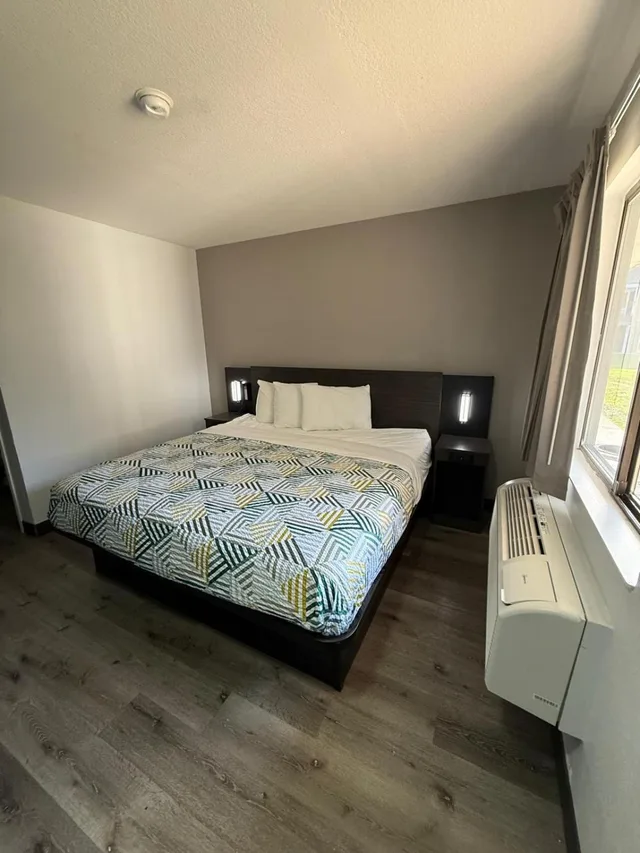 1 King Bed - Suite, Non-Smoking, Micfridge، Motel6 Enfield, CT - Hartford 1/6