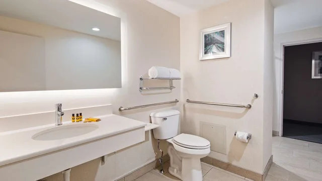 جناح بسرير كينج مع أريكة بمطبخ صغير، Best Western Plus Wilkes Barre-Scranton Airport Hotel 2/3