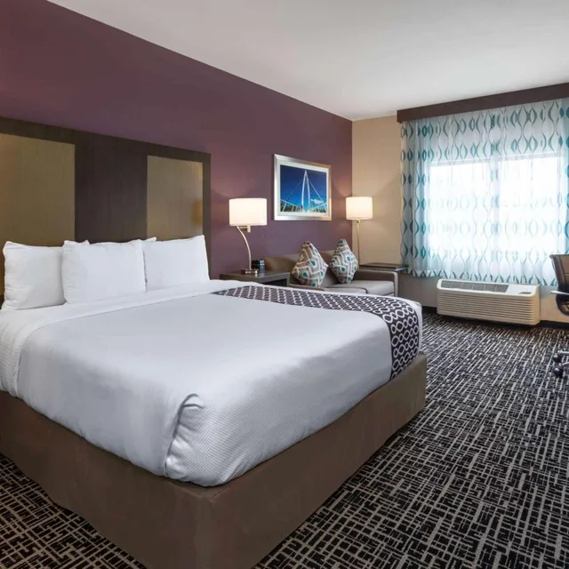 غرفة تنفيذية بسرير كينج لذوي الإعاقة، La Quinta Inn & Suites by Wyndham Wichita Airport 1/4