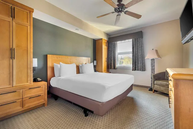 جناح ديلوكس بسرير كينج بغرفة نوم واحدة مع أريكة، Hilton Vacation Club Lake Tahoe Resort South 2/6