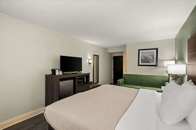 جناح بسرير كينج للمدخنين، Quality Inn and Suites North Little Rock 1/6