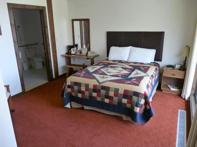غرفة بسرير كوين لذوي الإعاقة، RiverBank Lodge 1/6