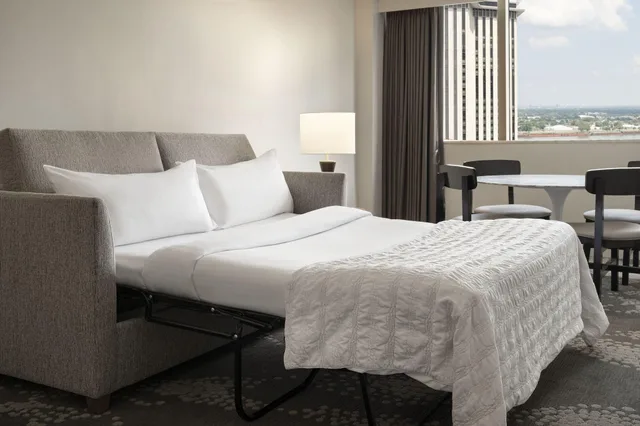 جناح تنفيذي ركني بسرير كينج بإطلالة على المدينة، Le Meridien New Orleans 2/3