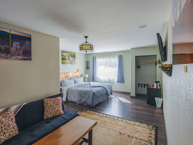 Pine, Futon Bed, King Bed, Single Bed، Bryce Trails Bed and Breakfast 1/2