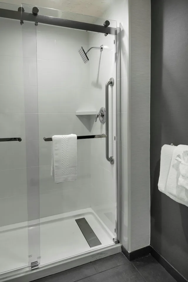 Room, King Bed, Water View, Sofa، Courtyard by Marriott Richland - Columbia Point 3/3