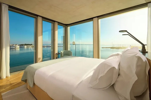 Premium, King Bed, Sea View, Corner, Ambasador 2/3