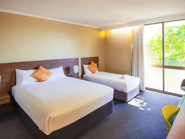 غرفة قياسية بسرير كوين وسرير فردي، ibis Styles Mt Isa Verona 4/6