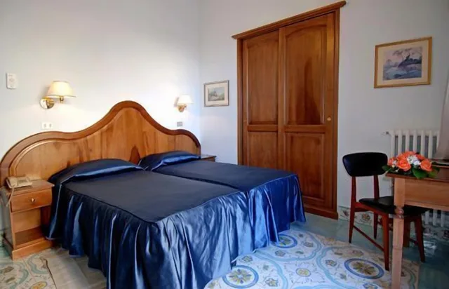 غرفة بسرير مزدوج أو سريرين منفصلين بإطلالة جزئية على البحر، Hotel La Bussola 1/10