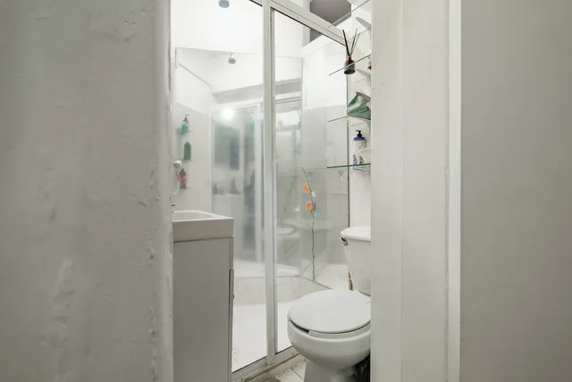 Verde, Queen Bed, No Window, Shared Bathroom، Casa ITZAE B&B 5/10