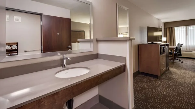 غرفة قياسية بسريرين كوين مع أريكة، Best Western Plus Spokane North 9/10