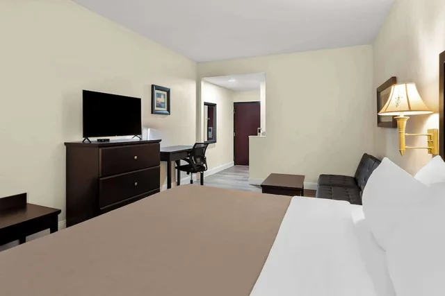 غرفة قياسية مع أريكة، Quality Inn & Suites Lafayette 2/6