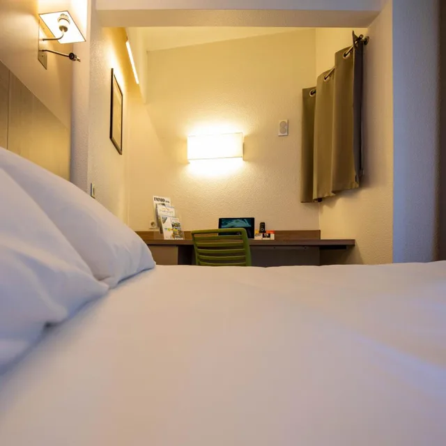 غرفة بسرير مزدوج بإطلالة على النهر، Logis Hotel Chartreuse 2/6