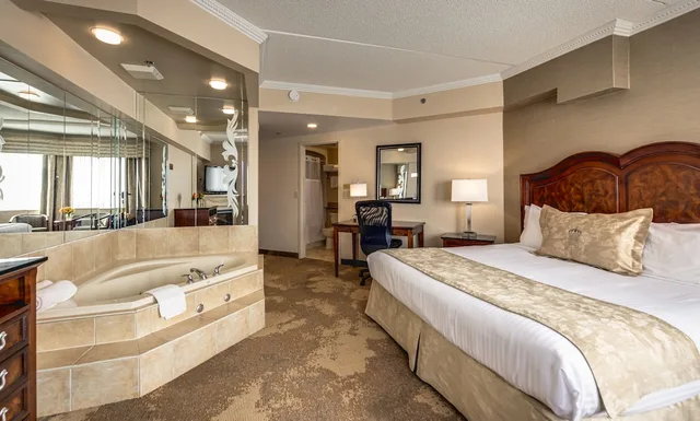 جناح بسرير كينج بحوض جاكوزي، Monte Carlo Inns And Suites Downtown Markham 1/6