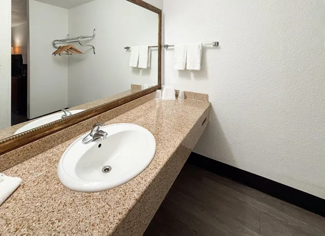 1 King Bed Mobil Access Tub Nsmk Micfridg، Motel6 Mesa, AZ - Downtown 5/6