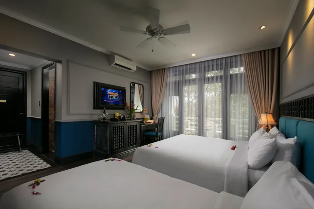 غرفة ديلوكس ثلاثية بسرير كينج وسرير فردي بإطلالة على المدينة، Golden Holiday Hoi An Hotel 3/10
