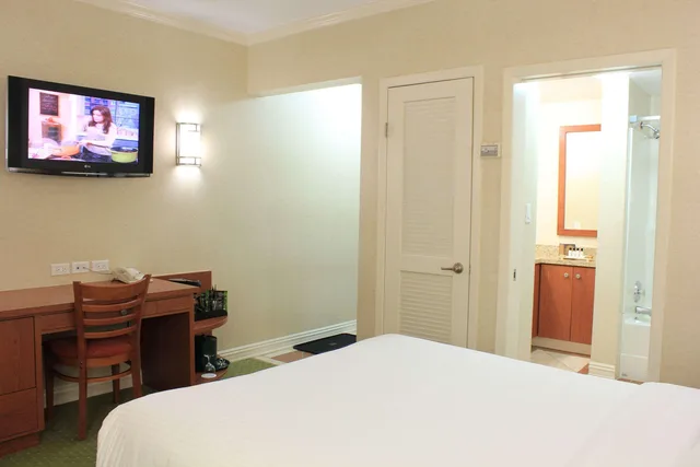 Room, Queen Bed, Quality Hotel & Conference Centre Peace River 2/2